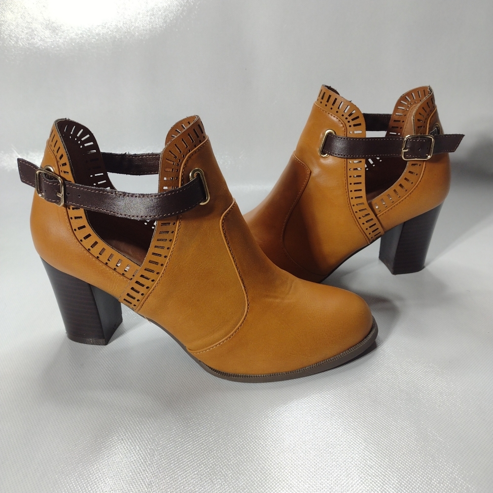 Bonnibel Brown Booties Sz 9